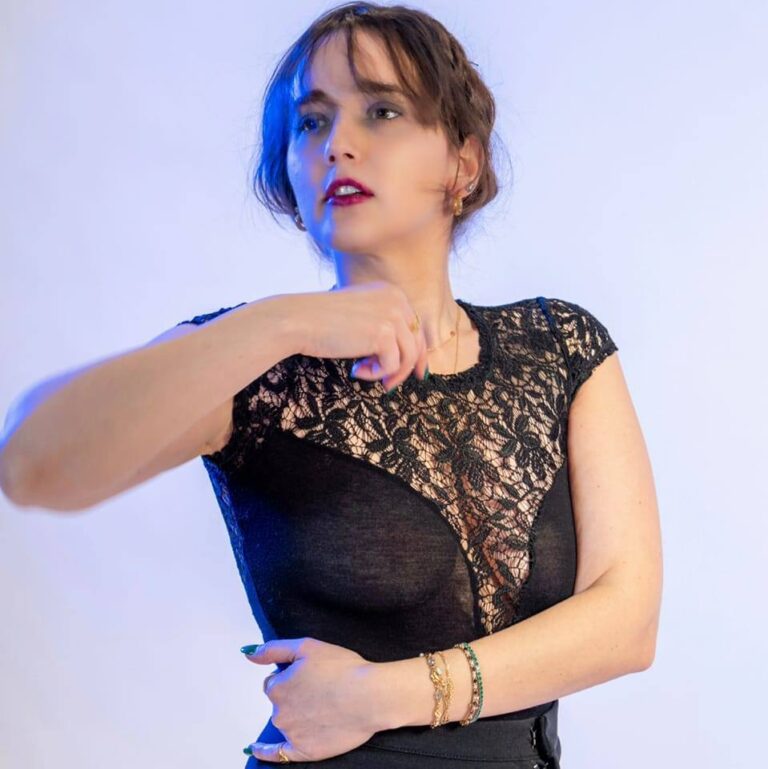Della Chase shares her cinematic single ‘Burn’