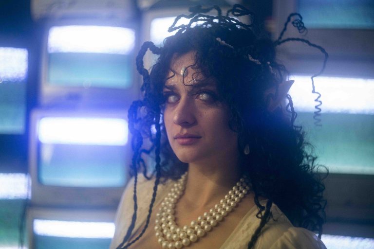 ævina releases music video for convention-challenging single ‘daily dose of danger’