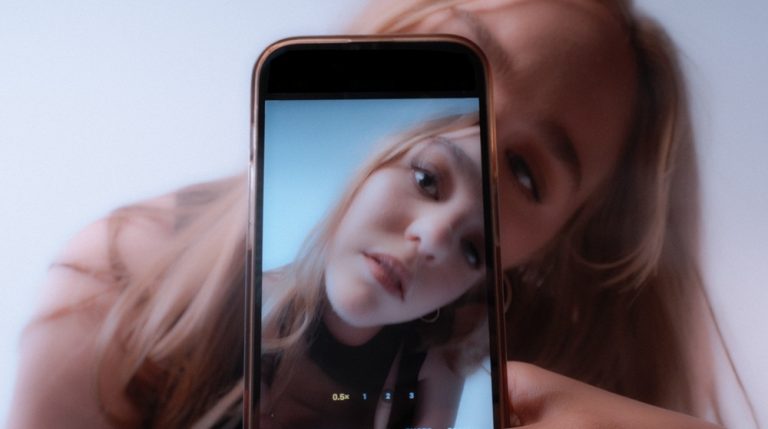Hanna Andréa Releases Sharp, Relatable Anthem “Get Off Your Phone” Lead Single from Forthcoming EP “Braveheart”